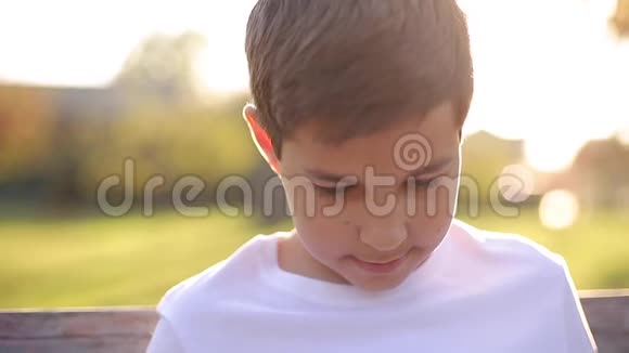穿着白衬衫的少年用powerbank给他的智能手机充电智能手机低电池视频的预览图