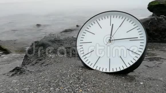 时间概念背景钟岩石沙滩海洋波视频的预览图