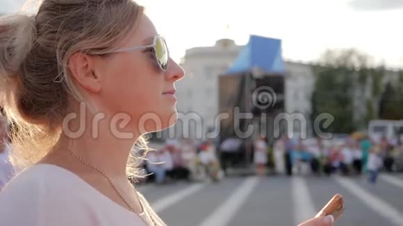 在市中心特写镜头街上戴着手机的太阳镜快乐女孩视频的预览图