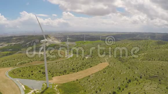 为现代工厂或工厂生产替代绿色能源的风力涡轮机视频的预览图