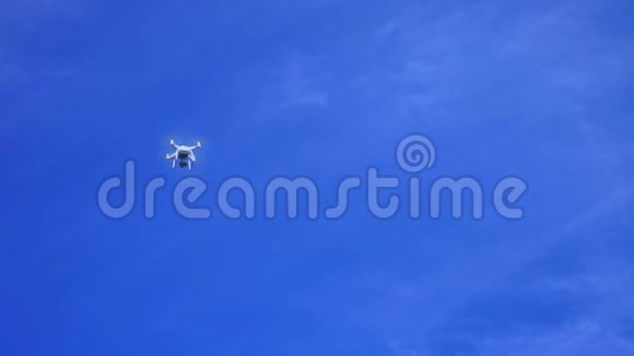 直升机无人驾驶飞机在蓝天飞翔四架直升机飞走了视频的预览图