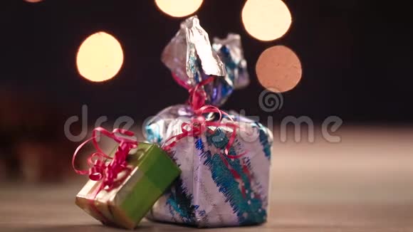 带背景灯的礼品盒视频的预览图