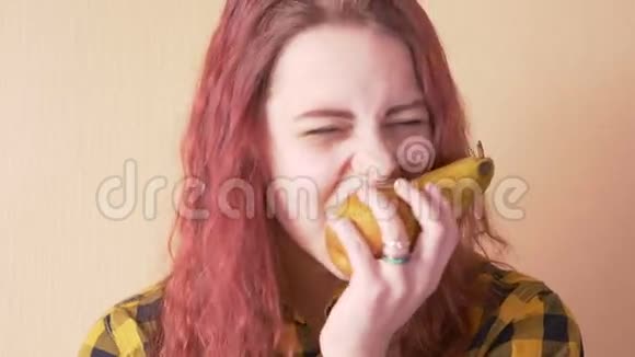 可爱的少女吃梨视频的预览图