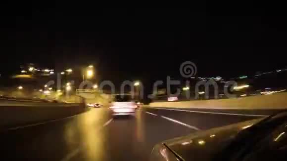 在一个隧道里绕了三圈晚上有一辆车和附加的相机视频的预览图