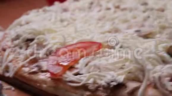 在厨房做饭把配料放在披萨上框架炒前先把新鲜的番茄放在披萨上视频的预览图
