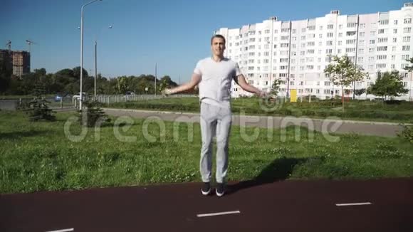 一个男人正在体育场的跑步机上跳绳视频的预览图