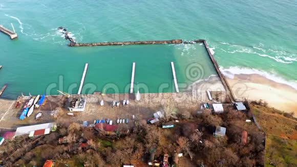 游艇俱乐部在敖德萨海岸线鸟瞰无人机摄像机飞向游艇码头敖德萨乌克兰2019年1月视频的预览图