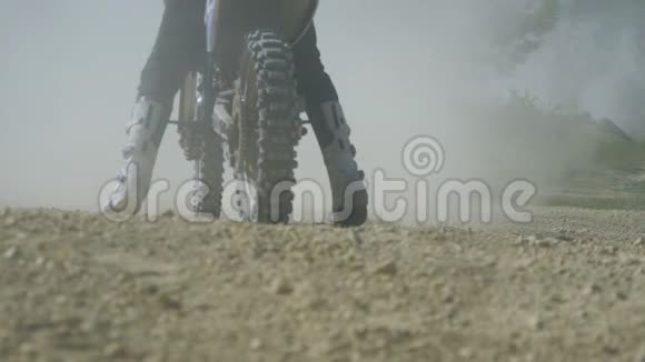 莫托科罗斯赛车手开始骑在他的泥土自行车踢泥土和灰尘后退视频的预览图