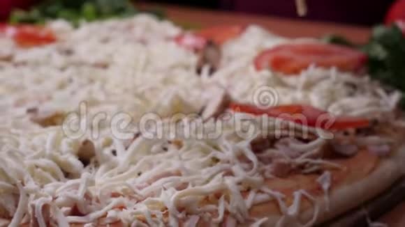 在厨房做饭把配料放在披萨上框架炒前先把新鲜的番茄放在披萨上视频的预览图
