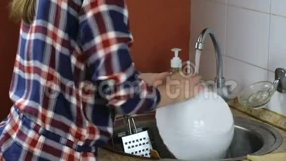 穿着格子衬衫的女人洗了磨砂机把它放在桌子上视频的预览图