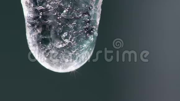 超级特写慢动作视频的水晶滴滴从一个循环视频的预览图