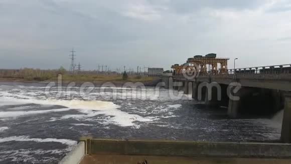 大坝在伏尔加河上放水视频的预览图