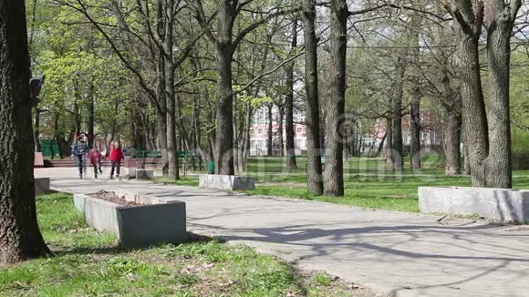 孩子们在公园的小巷里奔跑视频的预览图