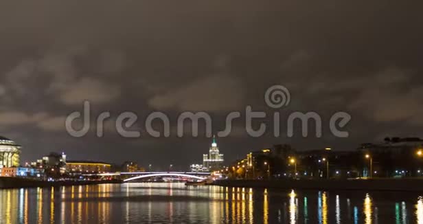 克里姆林宫附近莫斯科河堤夜景视频的预览图