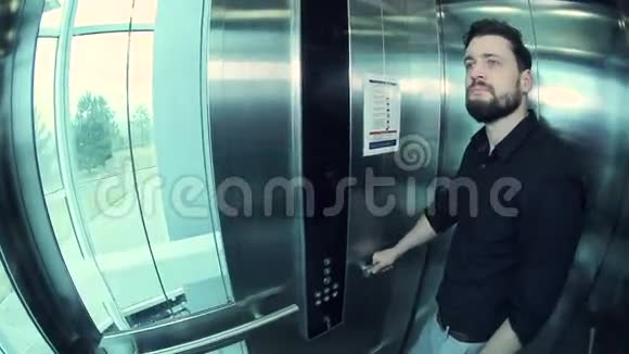 有人走进玻璃电梯视频的预览图