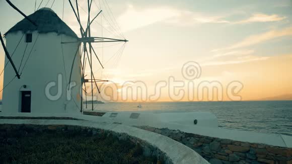 希腊迈科诺斯的历史性风车日落视频的预览图