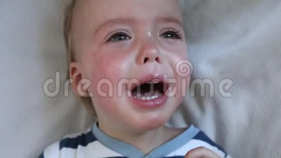 在家的婴儿床上脸哭的男孩视频的预览图