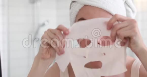 戴着面具照镜子的女人视频的预览图