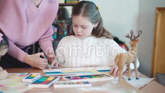 两个女孩和老师上美术课视频的预览图