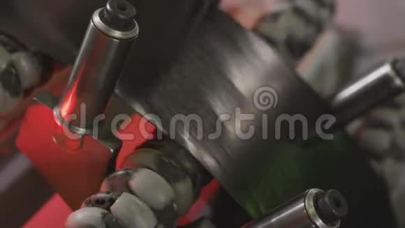 大型金属罐之间的搬运车轮胎视频的预览图