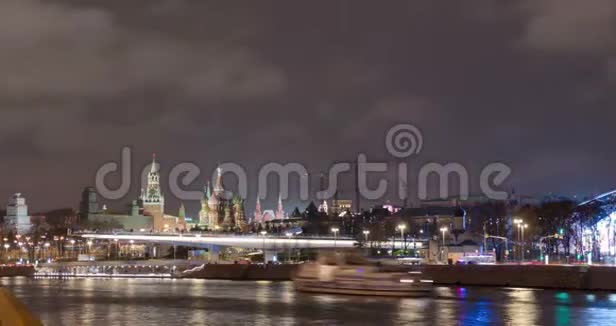 克里姆林宫附近莫斯科河堤夜景视频的预览图