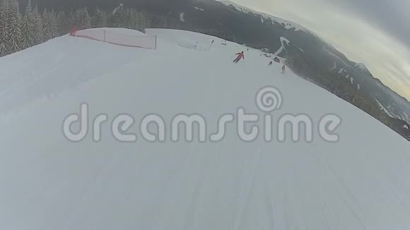 喜欢极限运动的人在山上滑雪和滑雪视频的预览图