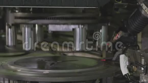 磁铁冲压机标记橡胶轮胎边缘特写视频的预览图