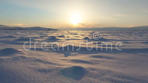 冬季景观贝加尔湖美丽的日落视频的预览图