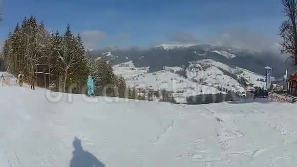 自由式滑雪板在沿着山坡滑雪道行驶过程中耍花样视频的预览图