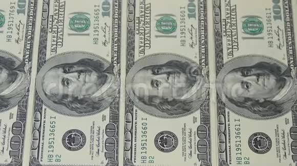 几百美元的钞票钞票的宏观摄影本杰明富兰克林的肖像视频的预览图