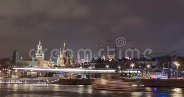 克里姆林宫附近莫斯科河堤夜景视频的预览图