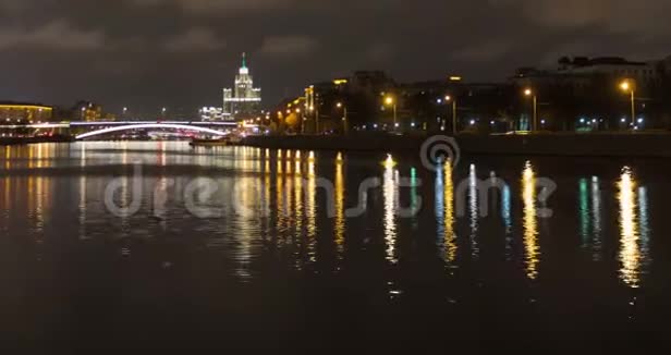 克里姆林宫附近莫斯科河堤夜景视频的预览图