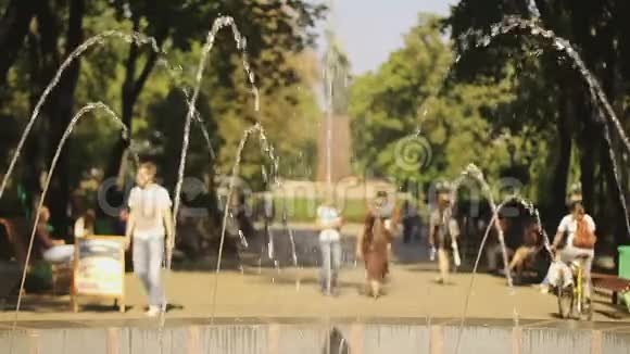 年轻人骑自行车男人和女人漫步在夏季公园放松视频的预览图