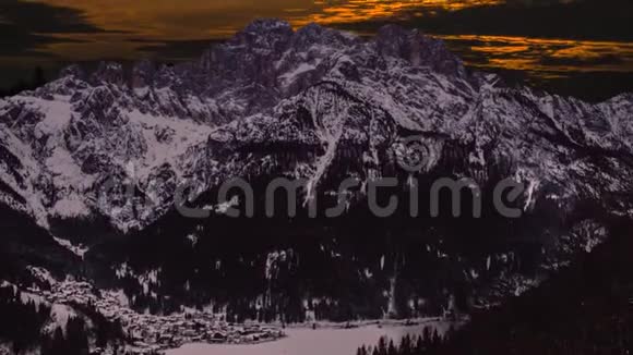 冬山日落时分的傍晚时分视频的预览图