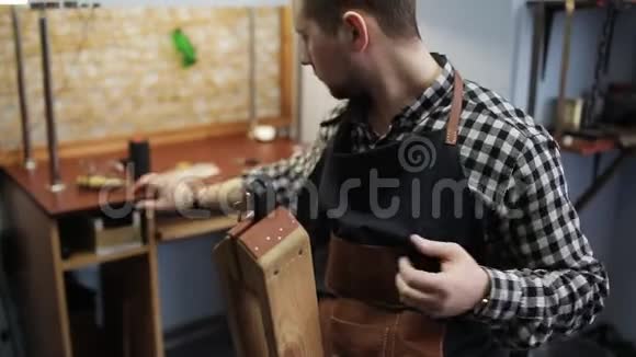 男Tanner在他的工作室工作生产皮带皮具工匠在他的车间工作视频的预览图