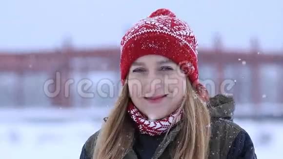 一个美丽的金发女人在下雪的冬日视频的预览图