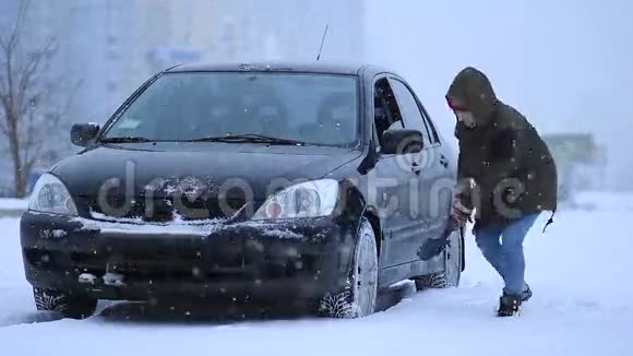 女人在车上铲雪视频的预览图