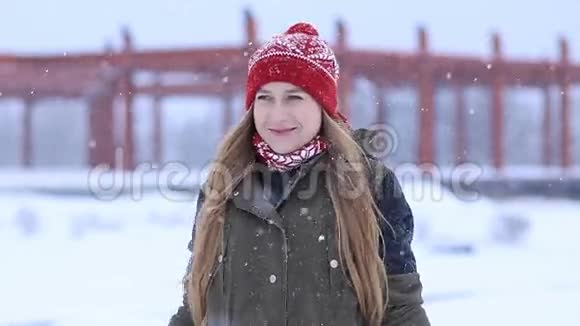 快乐的年轻女人享受第一场雪视频的预览图