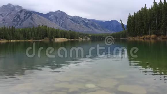 加拿大落基山脉约翰逊湖加拿大艾伯塔省班夫视频的预览图