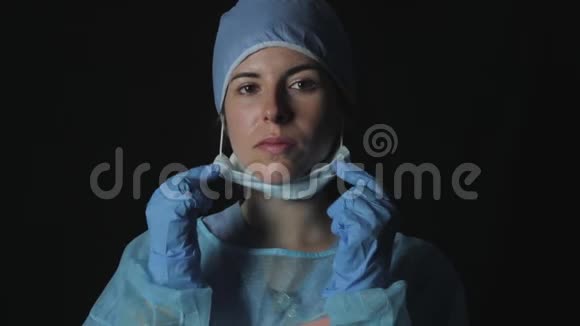 医生戴上面具视频的预览图