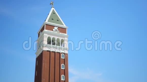 意大利威尼斯的圣马可坎帕尼莱塔录像古代欧洲建筑钟楼蓝天背景视频的预览图