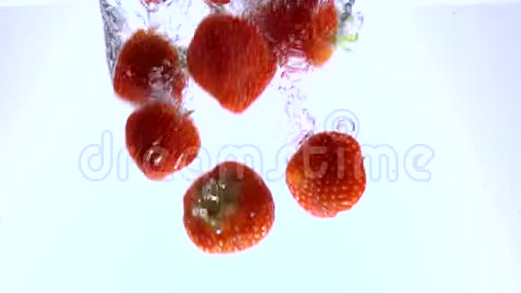 新鲜草莓落入水中慢镜头视频的预览图