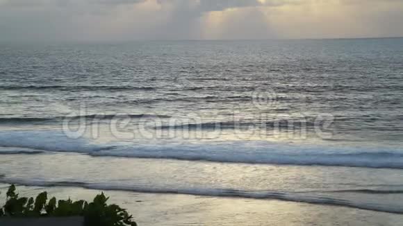 美丽的蓝色巨型海洋波Uluatu印度尼西亚巴厘岛视频的预览图