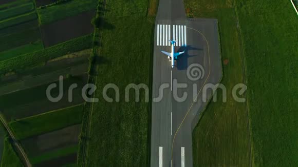飞机在机场跑道降落时的鸟瞰图顶部视图视频的预览图