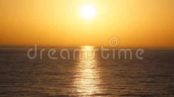 美丽的橙色日落与海洋运动在夏季特写希腊视频的预览图