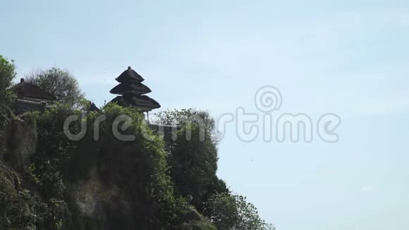 印度尼西亚巴厘岛阳光明媚的一天乌卢瓦图神庙海岸视频的预览图