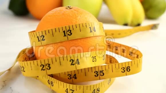 新鲜的柑橘类水果旋转视频镜头的概念健康饮食一个旋转的熟橙裹着一厘米视频的预览图
