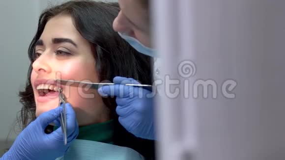 牙医安装牙套视频的预览图