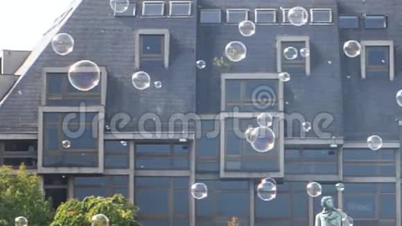 慢动作城市用肥皂气球泡泡阳光耀斑视频的预览图