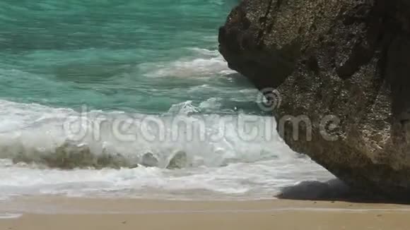 海浪冲击海岸线悬崖缓慢移动视频的预览图